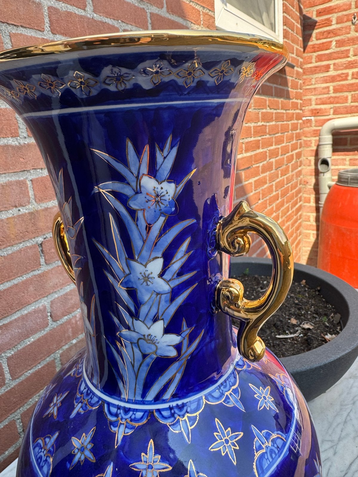Grote Chinese vaas met gouden handvatten en bloemmotief, Ophalen of Verzenden