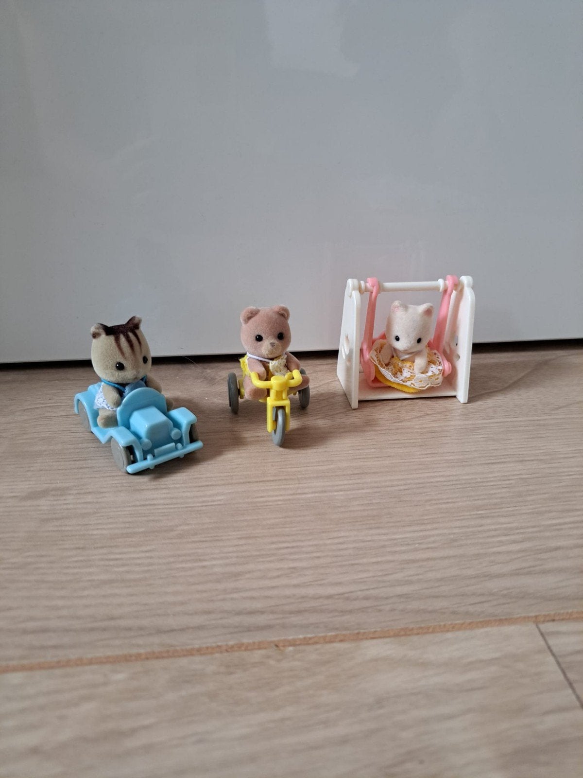 Sylvanian. Eekhoorn in auto, Kat op schommel, Beer op fiets, Ophalen, Zo goed als nieuw, Poppenhuis