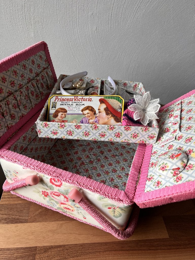 Cath Kidston naaikoffer wit & roze bloemen, incl. inhoud, Ophalen of Verzenden, Gebruikt, Overige typen