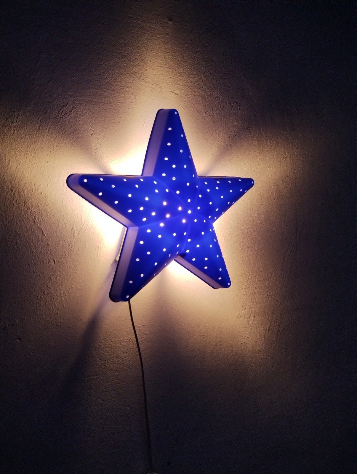 Blauwe ster wandlamp met gaatjespatroon IKEA, Huis en Inrichting, Kunststof, Overige fittingen, IKEA, Zo goed als nieuw