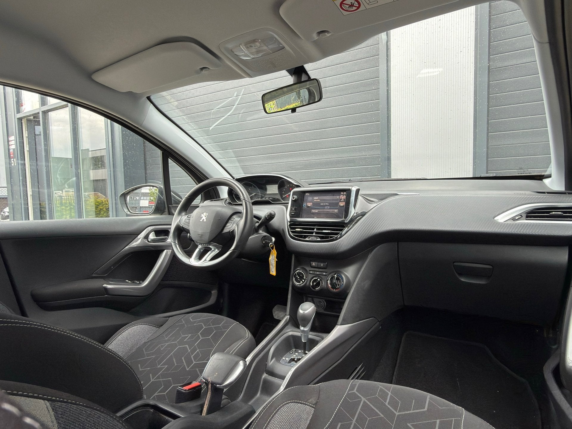Peugeot 2008 1.2 PureTech Allure / AUTOMAAT / APK / NAVI, Auto's, Peugeot, Euro 6, 1199 cc, Parkeersensor, 610 kg