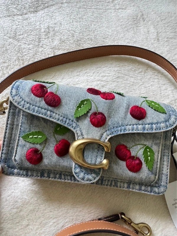 Deze Coach tas van kersenrood denim is nieuw met prijskaart, Sieraden, Tassen en Uiterlijk, Tassen | Schoudertassen, Ophalen of Verzenden