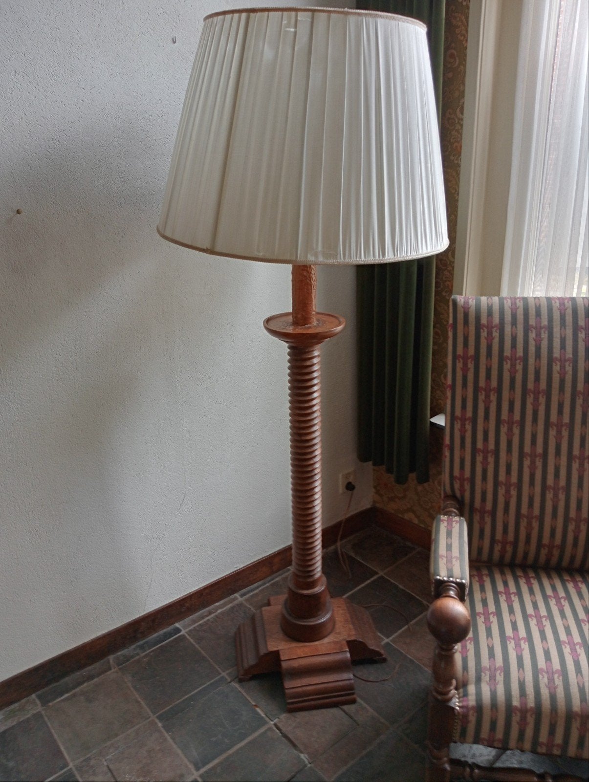 Vintage houten vloerlamp met plissé kap, Ophalen