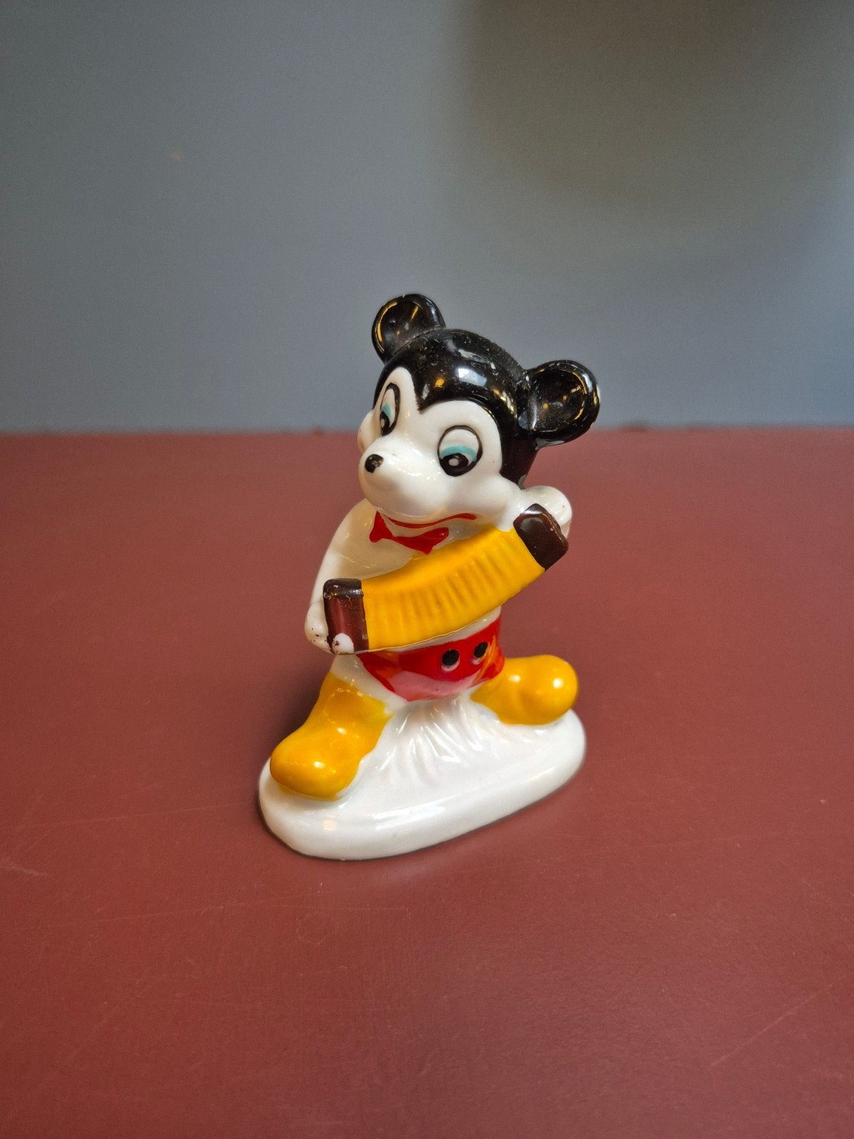 Vintage Mickey Mouse beeldje met accordeon - 9,5 cm hoog, Verzamelen, Ophalen of Verzenden, Gebruikt