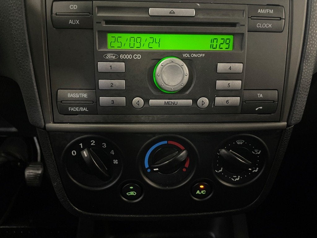 Ford FIESTA  1.25 Airco Radio Met Nieuwe APK, Voorwielaandrijving, 1242 cc, 4 cilinders, Origineel Nederlands