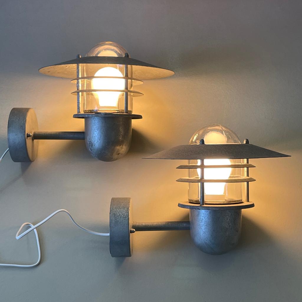 2 Scandinavisch vintage design LAMPEN zink buitenlamp Deens, Gebruikt, Wandlamp, Ophalen of Verzenden, Netvoeding