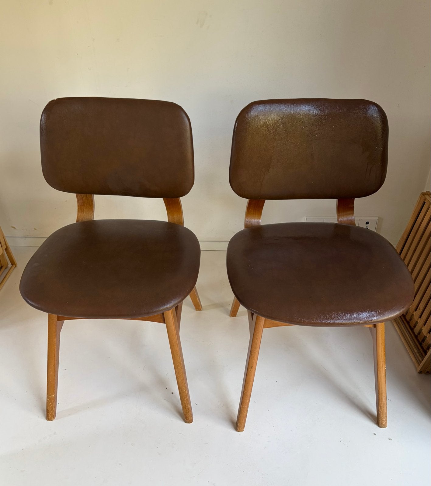 2 vintage stoelen - bruin met houten frame, Antiek en Kunst, Ophalen