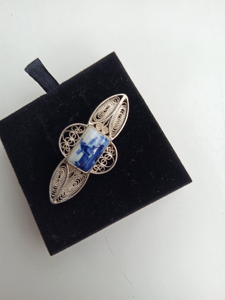 Filigrain broche Delfts blauw, Sieraden, Tassen en Uiterlijk, Broches, 4 tot 7 cm, Blauw, Ophalen of Verzenden, Zo goed als nieuw