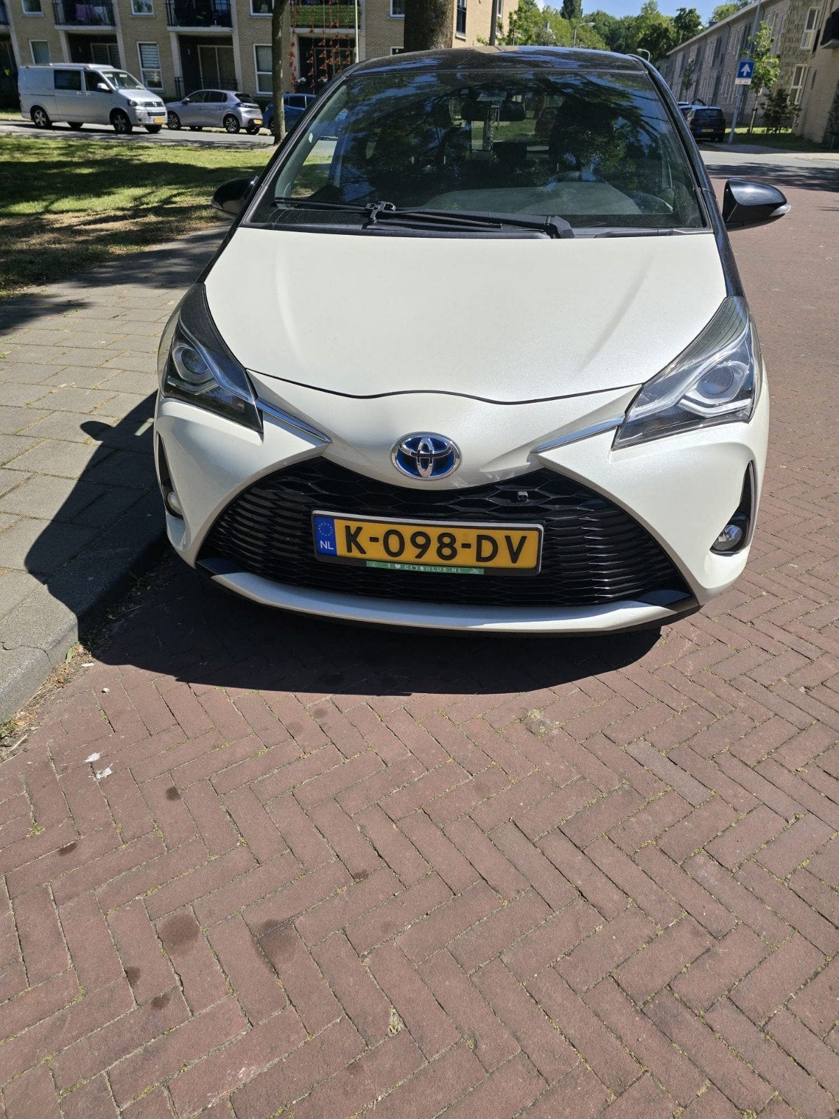 Toyota Yaris 1.5 Hybrid 100pk 5D CVT 2017 Wit, Zwart, 4 cilinders, Dealer onderhouden, Yaris