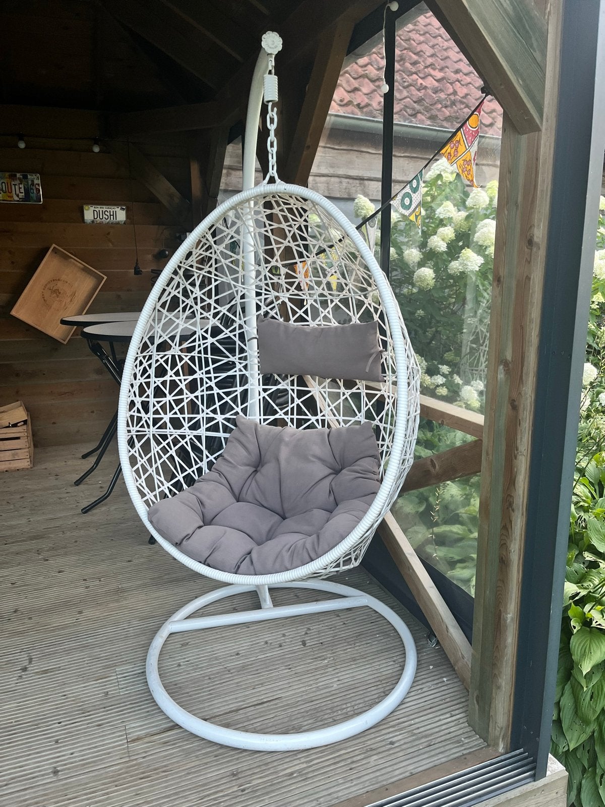 Witte hangstoel met standaard en kussens, Ophalen, Zo goed als nieuw, Wicker