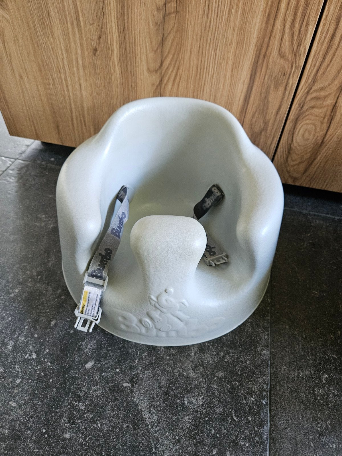 Bumbo stoeltje met riempje - Grijs, Kinderen en Baby's, Kinderstoelen, Ophalen of Verzenden, Gebruikt, Overige typen, Gordel(s)
