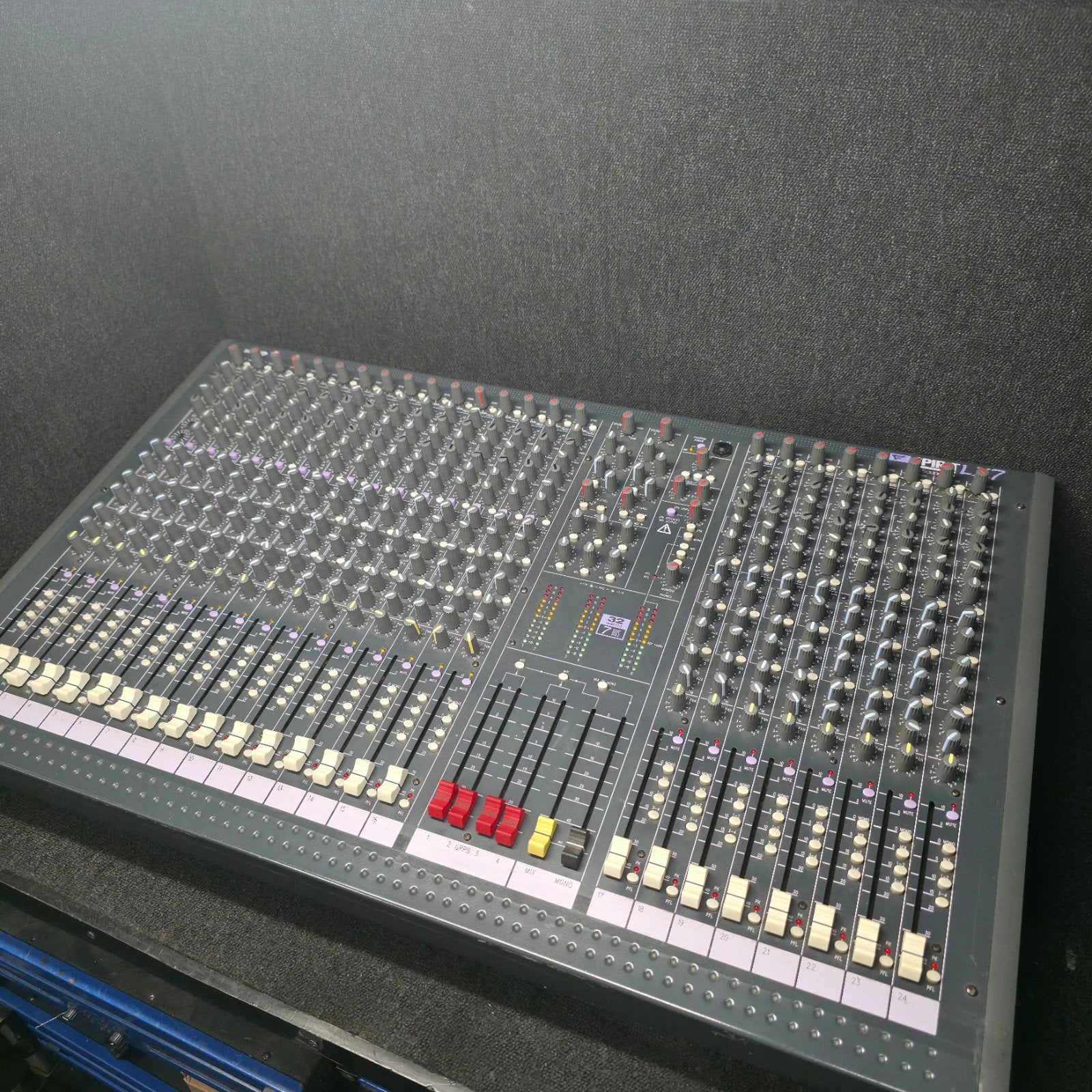 SPIRIT  LX7   mixer / mengpaneel in flightcase, Audio, Tv en Foto, Luidsprekers, Ophalen, Gebruikt, Overige typen, Overige merken