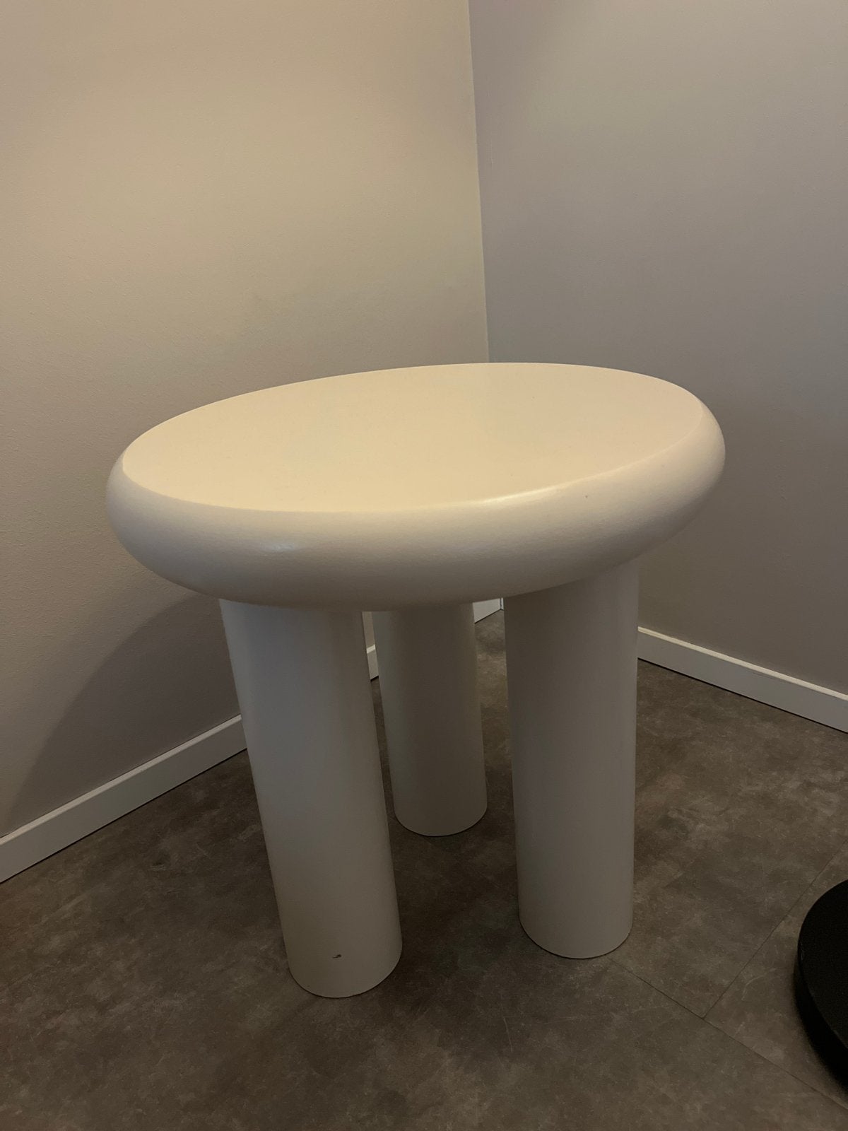Witte bijzettafel met 3 poten - Gebruikt, Overige materialen, Minder dan 55 cm, Gebruikt, Rond