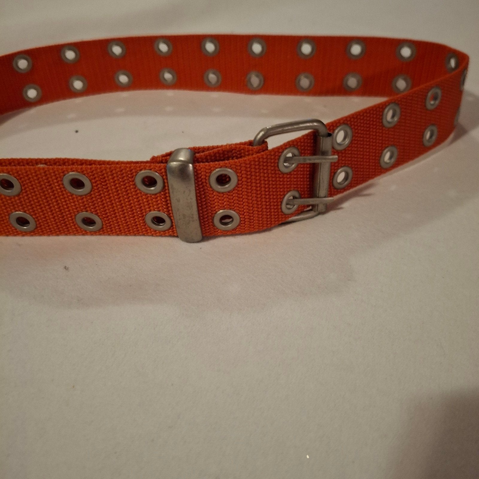 Stoere oranjerode riem met koperkleurige rondjes, maat 9/10, Kleding | Dames, Overige kleuren, Nieuw, Ophalen of Verzenden, 3 tot 5 cm