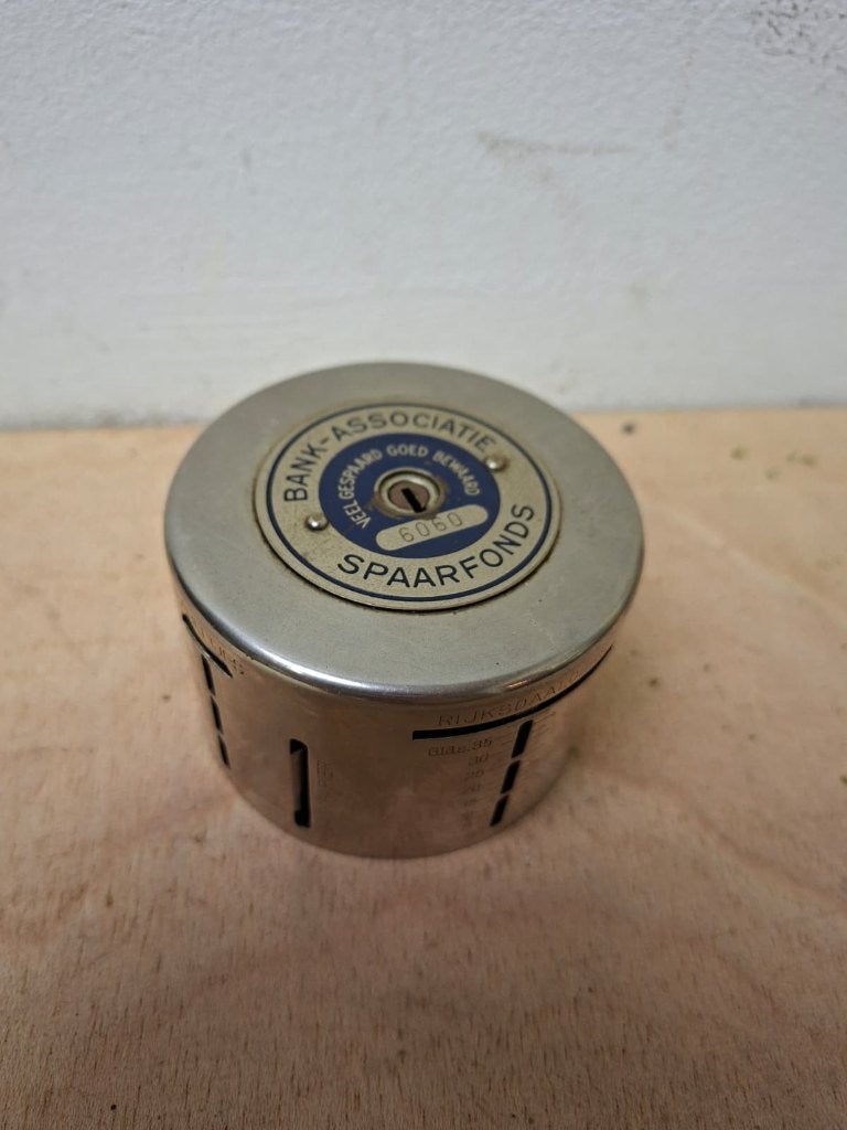 Vintage Bank-Associatie Spaarfonds spaarbusje, Ophalen of Verzenden, Zo goed als nieuw, Metaal of Blik, Overige thema's