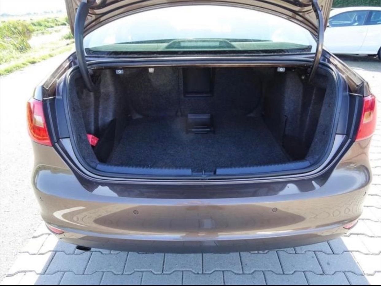 Foto 4 van Volkswagen Jetta 1.2TSI 77KW H6 2012 Bruin