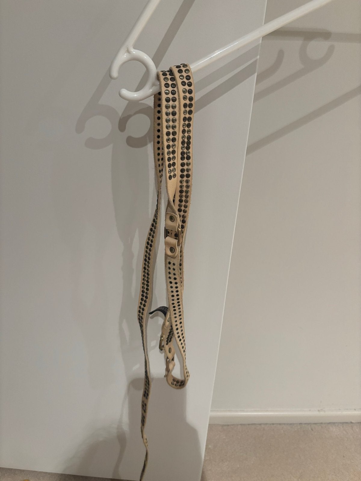 Beige riem met studs, Kleding | Dames, 3 tot 5 cm, Echt leder, Heupriem, Ophalen of Verzenden
