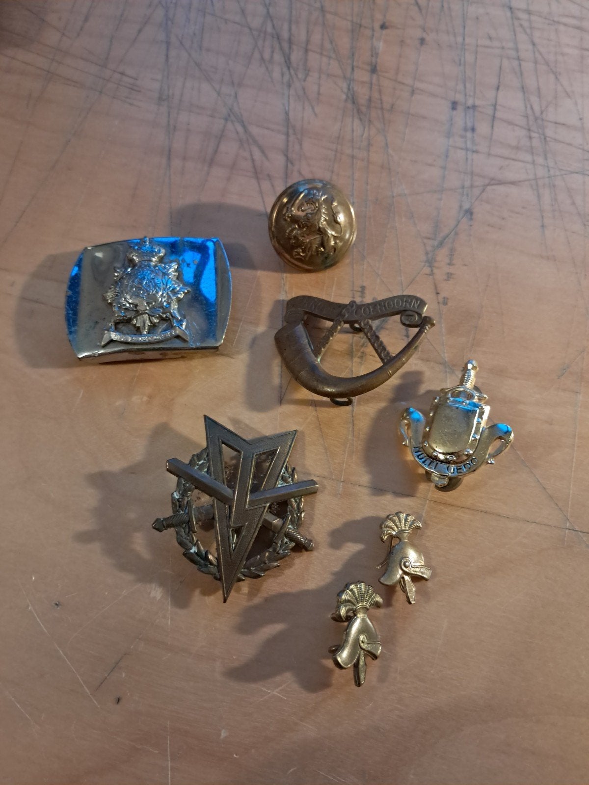 Nederlandse militaire emblemen, speldjes en een gesp, Verzamelen, Ophalen of Verzenden, Landmacht, Nederland, Embleem of Badge