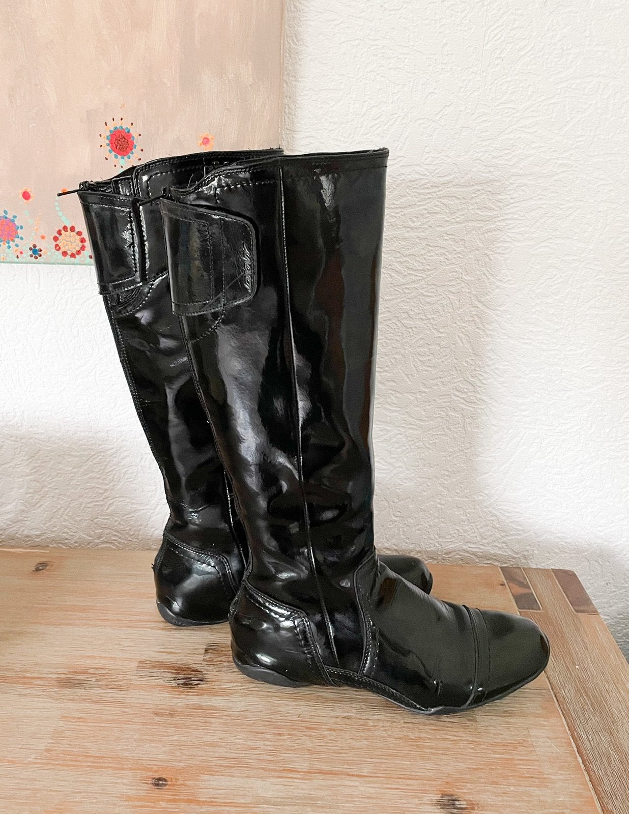 DKNY zwarte hoge leren laklaarzen 40, Kleding | Dames, Hoge laarzen, Zwart, Ophalen of Verzenden, Zo goed als nieuw