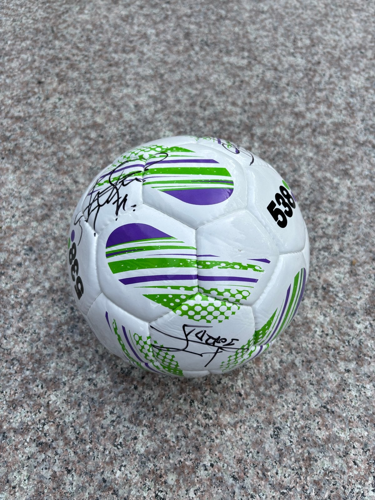 Gesigneerde voetbal: Cruijff, Sneijder, Kluivert, Ophalen of Verzenden, Zo goed als nieuw, Overige sporten, Overige typen