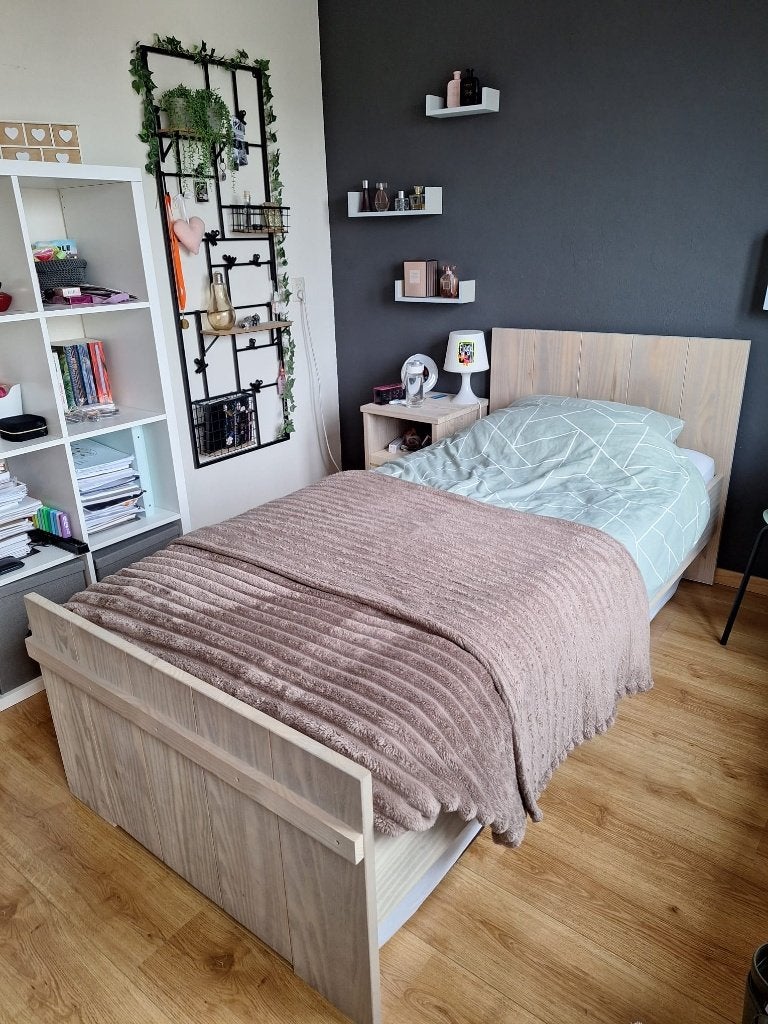 Te koop: eenpersoons houten bed, Ophalen, 85 tot 100 cm, Gebruikt, Lattenbodem