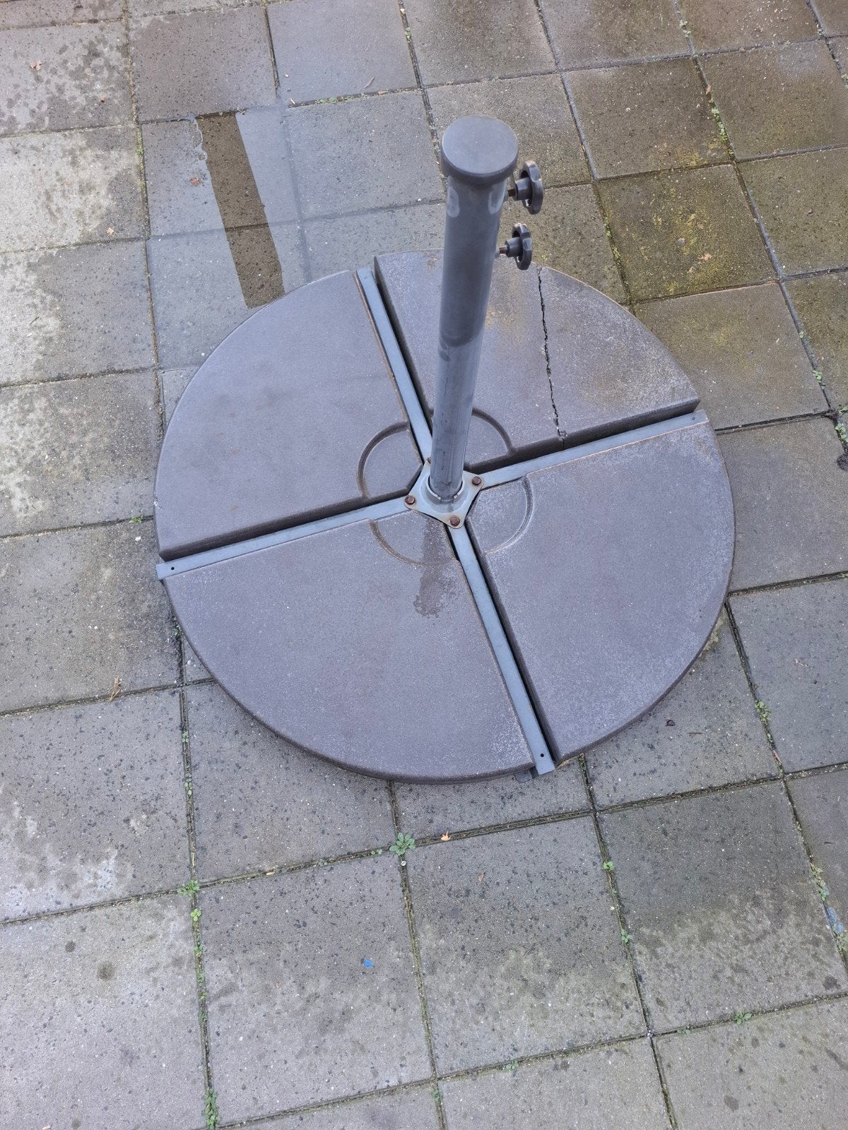 Parasolvoet met 4 stenen van 25 kg (één steen gebroken), Ophalen, Gebruikt, Minder dan 1 meter, Parasolvoet