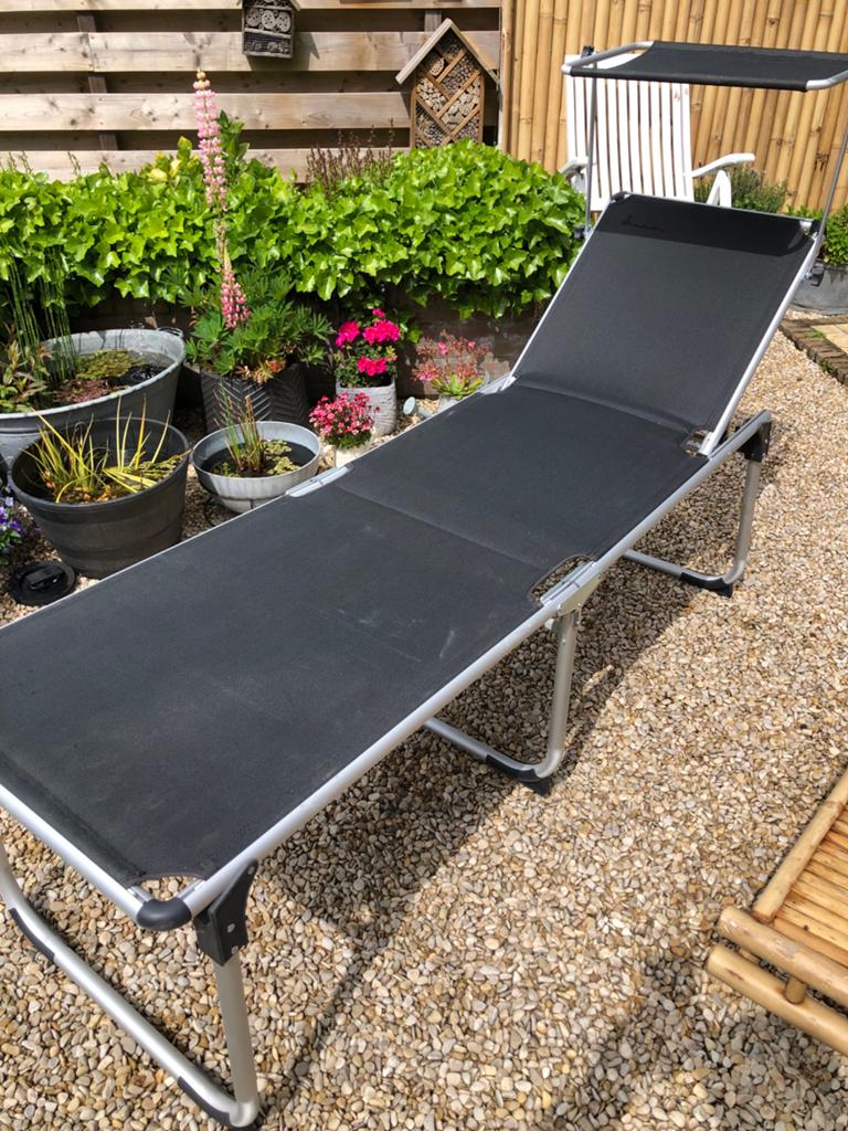 Ligbed met zonnekap - Zwart/Aluminium, Tuin en Terras, Ligbedden, Ophalen, Zo goed als nieuw, Aluminium, Inklapbaar
