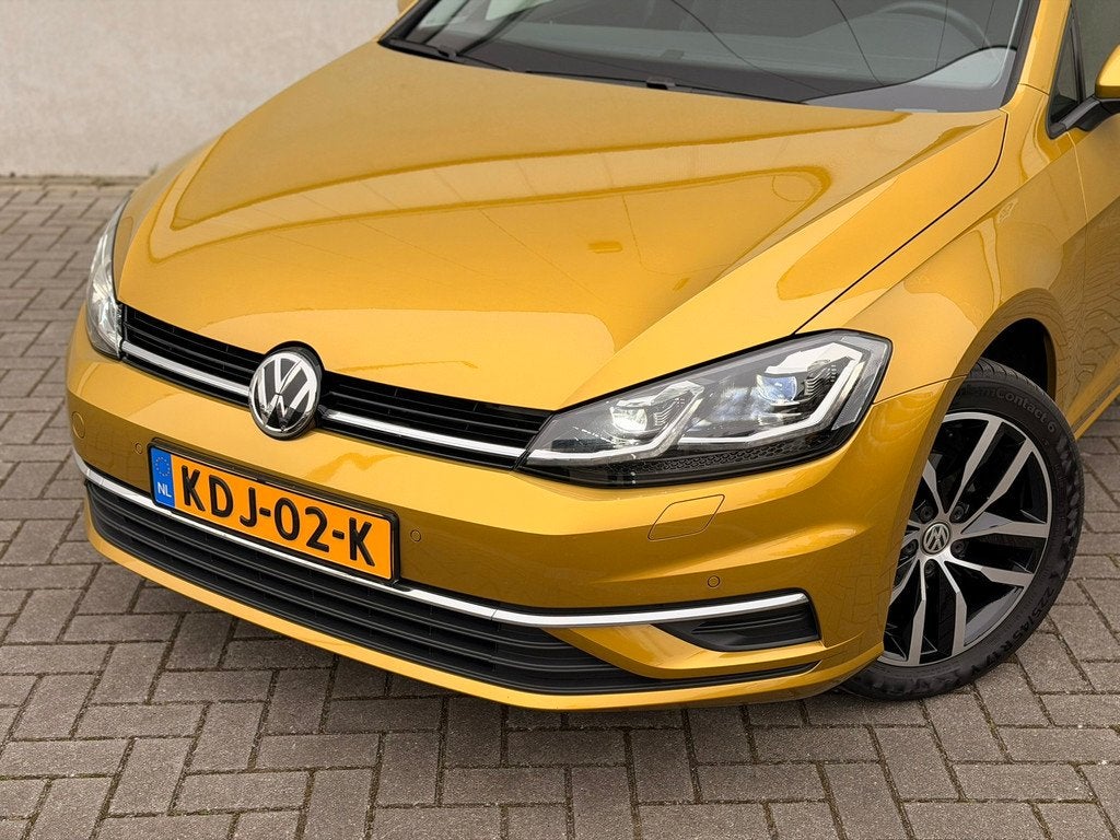 Volkswagen Golf 1.0 TSI Dynaudio LED 17'' ACC Stoelverwarmin, Auto's, Volkswagen, Stof, Gebruikt, Geel, Handgeschakeld