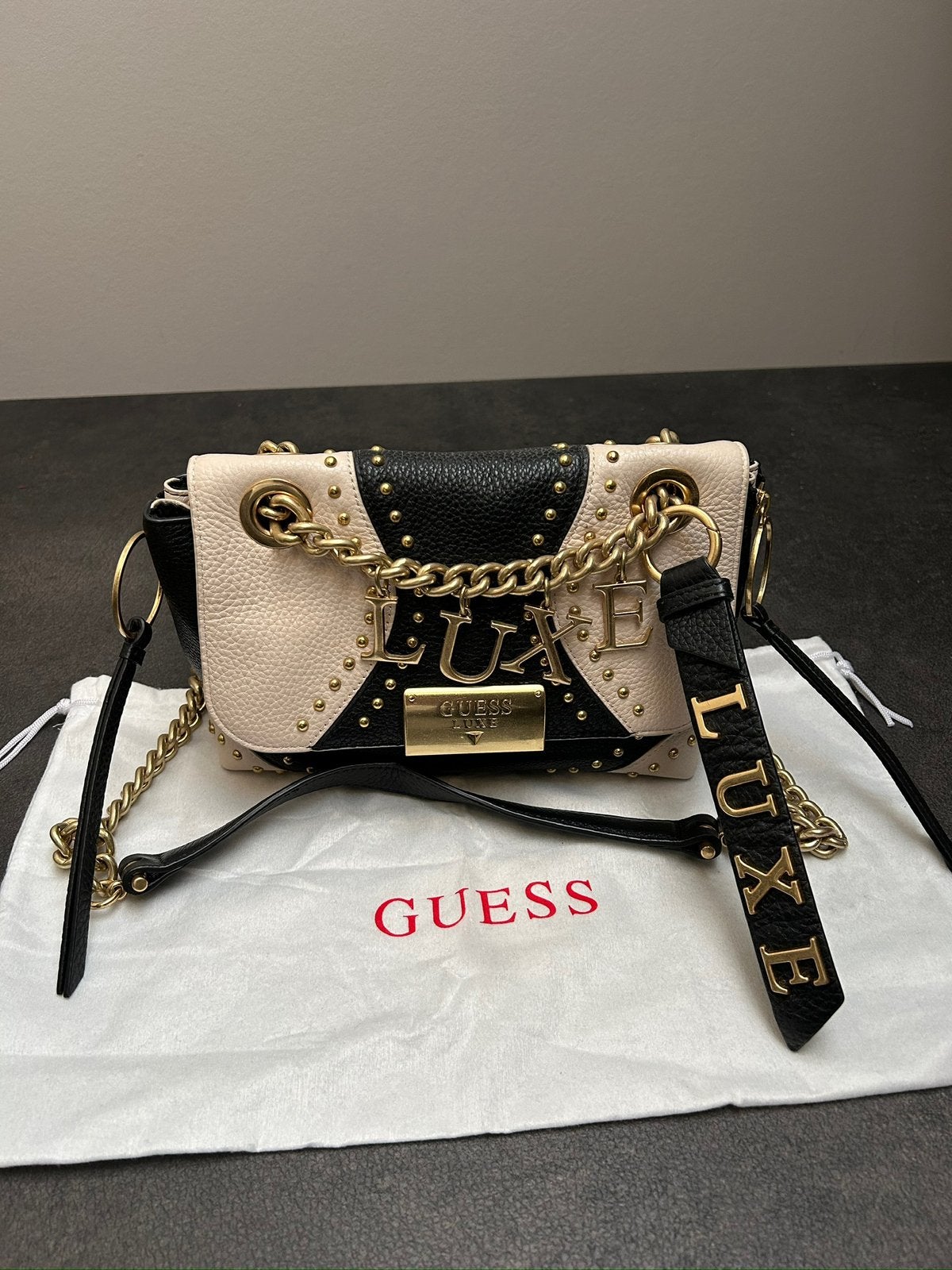 Guess Luxe - schoudertas van leer - zwart/beige/goud, Ophalen of Verzenden, Zo goed als nieuw, Zwart, Schoudertasje