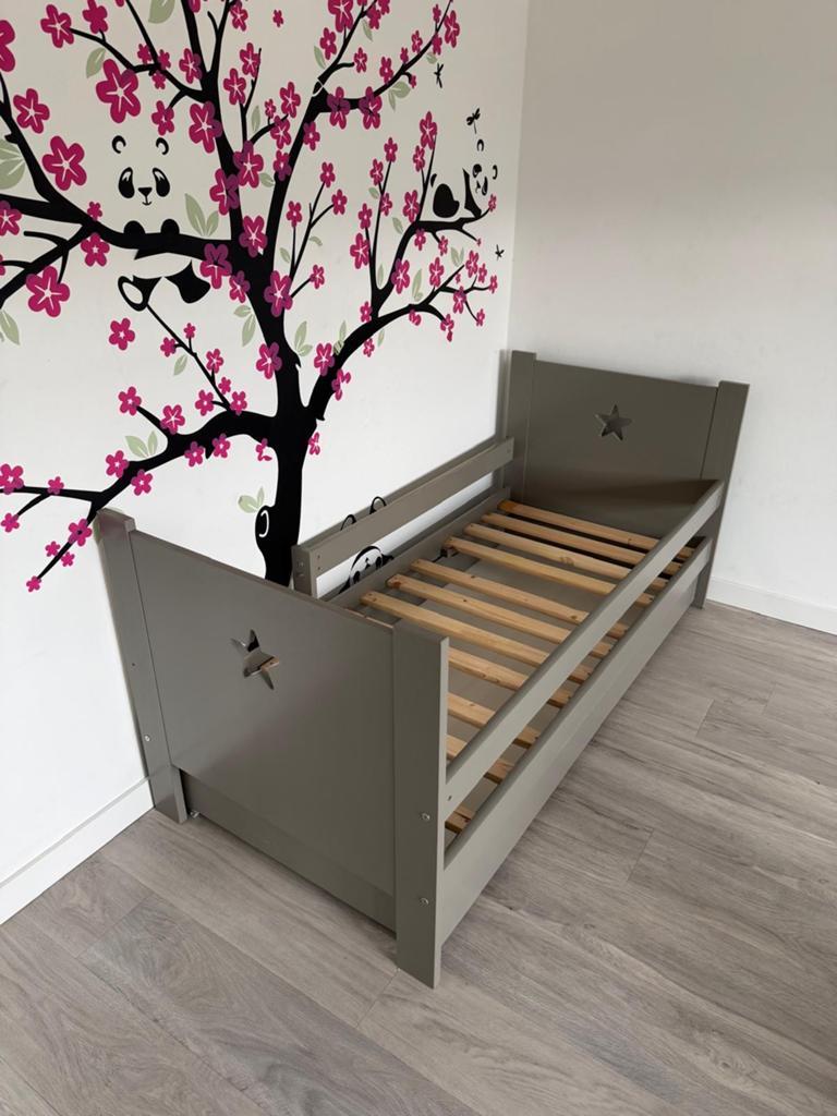 Petit Amelie peuterbed 160x70 met rekje en lade, Ophalen, 70 tot 85 cm, Zo goed als nieuw, Lattenbodem