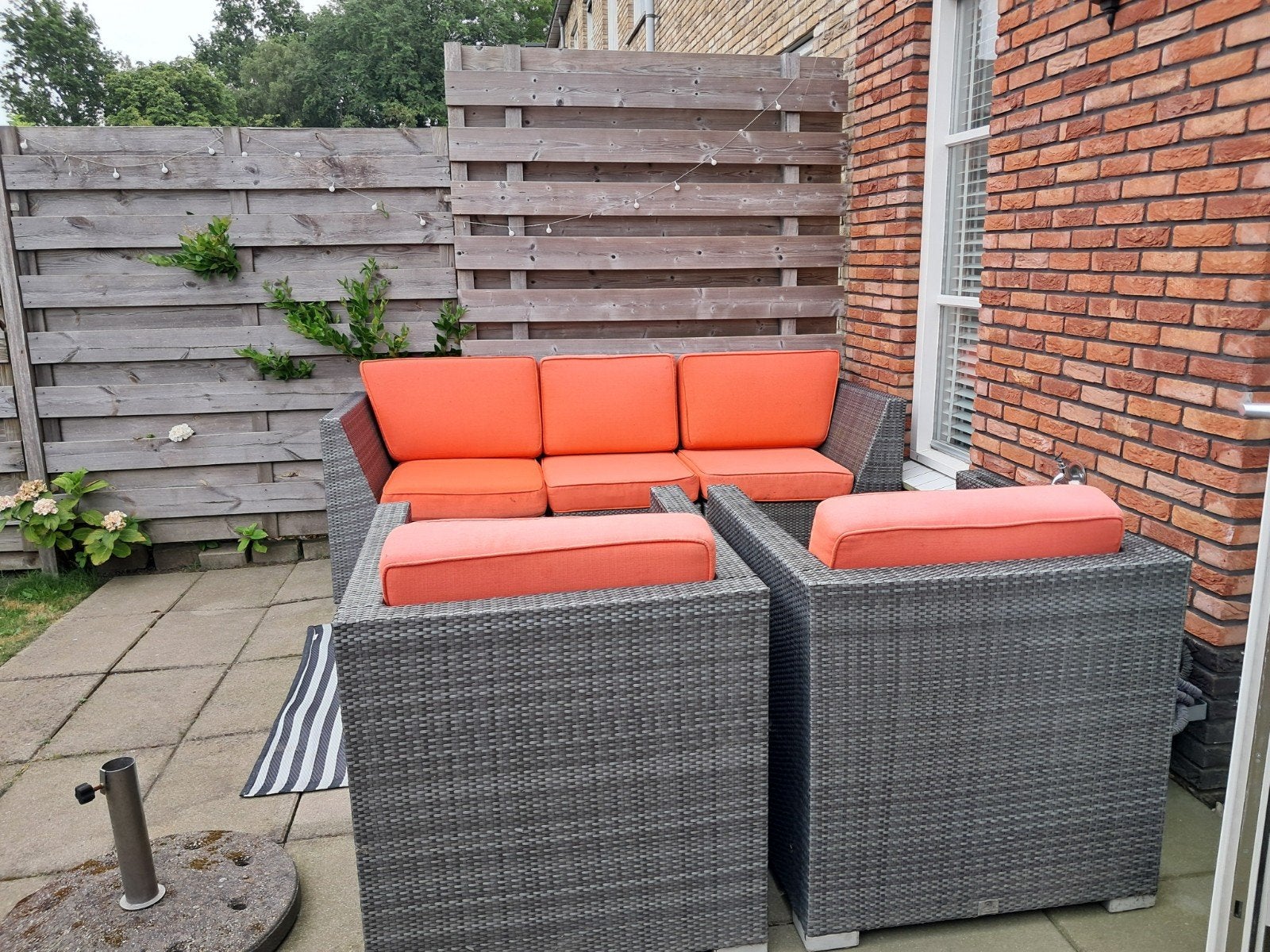 Wicker Loungeset met Oranje Kussens, 5 zitplaatsen, Gebruikt, Ophalen of Verzenden, Bank