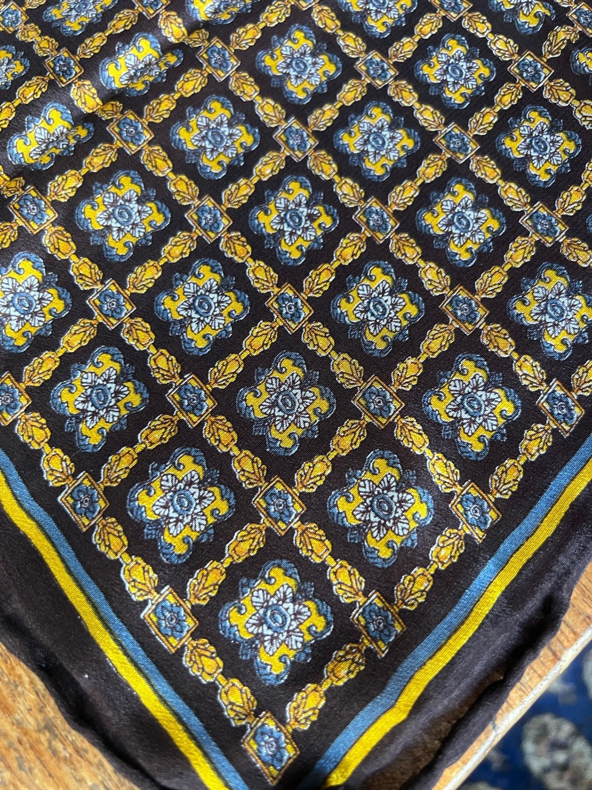 Vintage 100% Zijden Sjaal met Barok Patroon, Ophalen of Verzenden, Zo goed als nieuw
