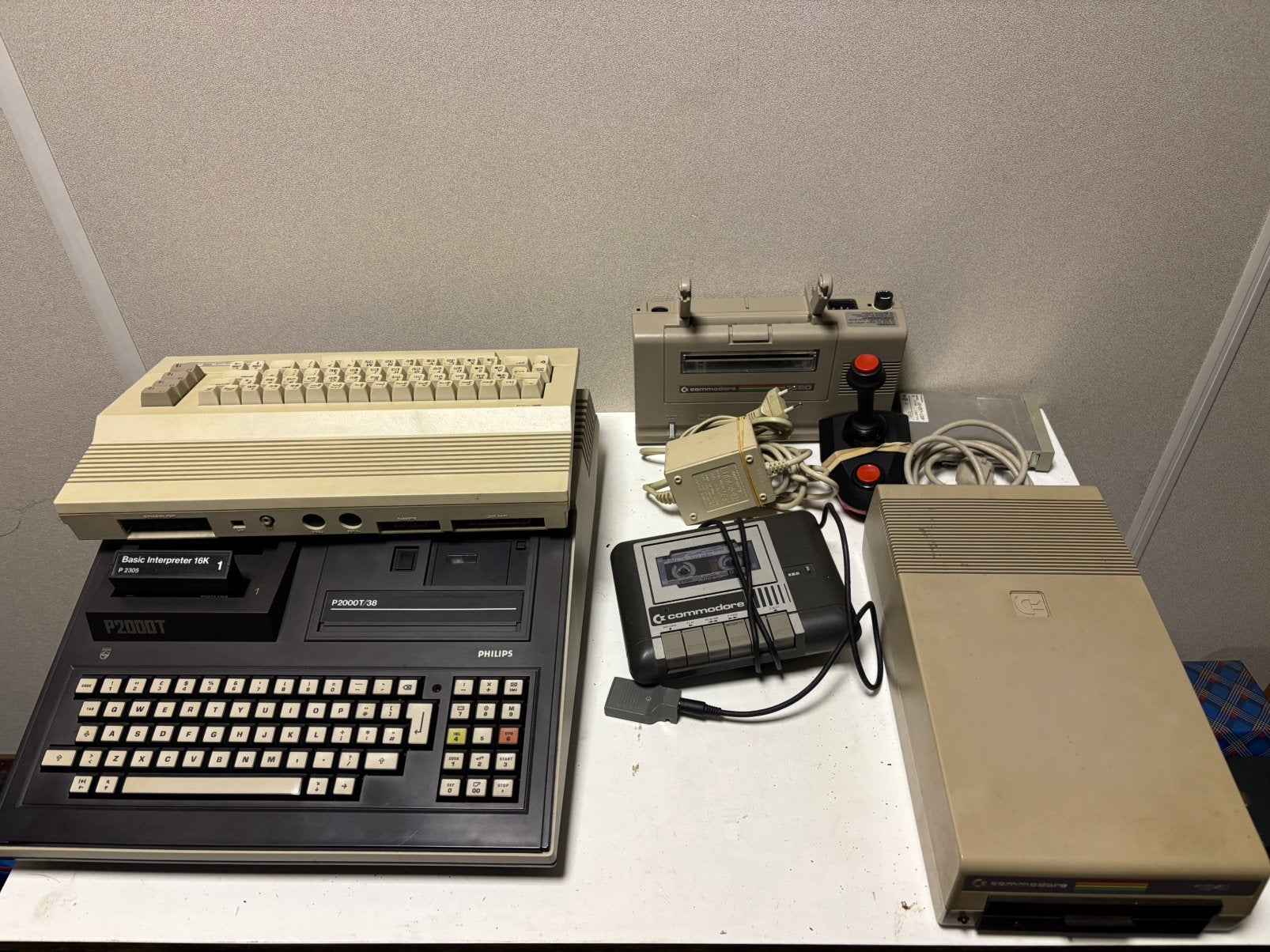 Philips P2000T homecomputer uit 1981,, Ophalen