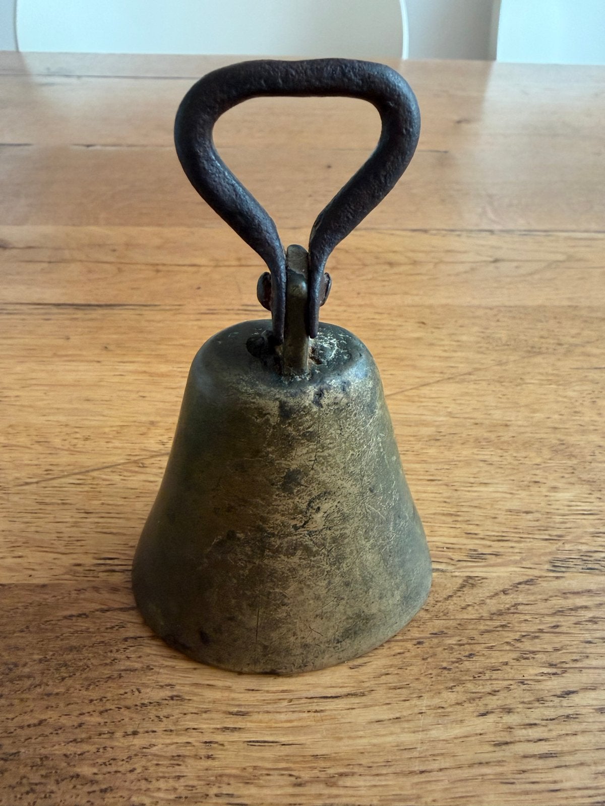 Antieke  bel met ijzeren handvat, Ophalen of Verzenden