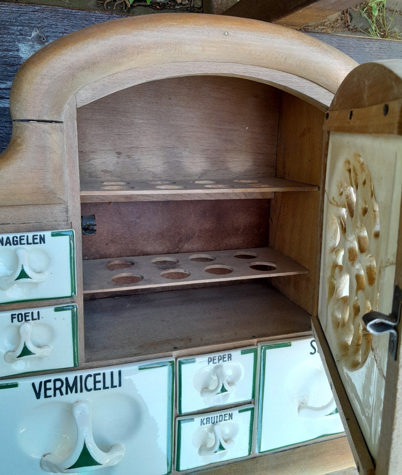 Oud voorraadkast met keramieken laatjes., Ophalen