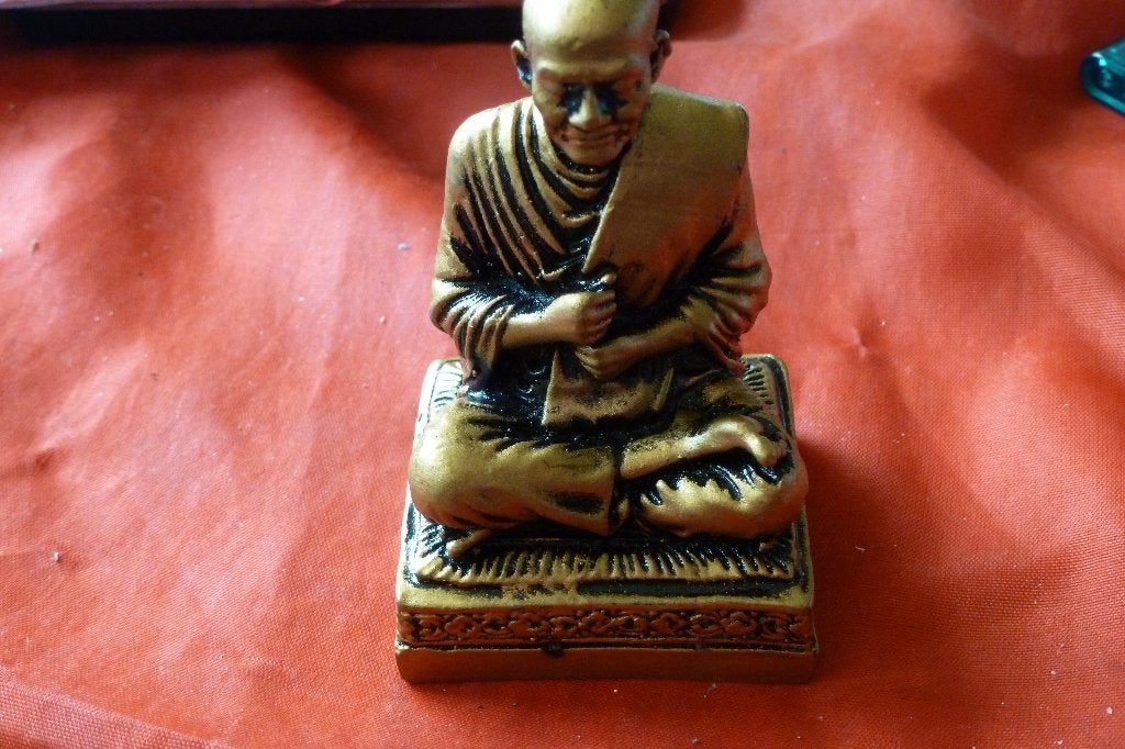 Thaise amulet - beeld Luang Poe Thuad goudkleurig 8 bij 5 cm, Overige materialen, Overige voorstellingen, Ophalen of Verzenden
