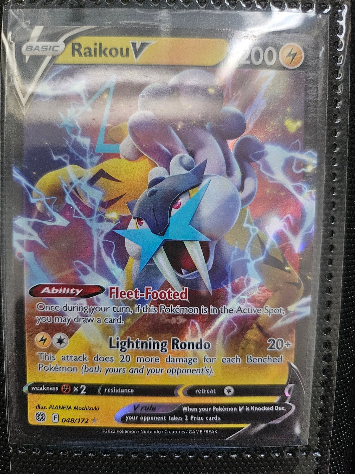 Pokemon Raikou V 048/172 Brilliant Stars, Hobby en Vrije tijd, Verzamelkaartspellen | Pokémon, Ophalen of Verzenden, Zo goed als nieuw