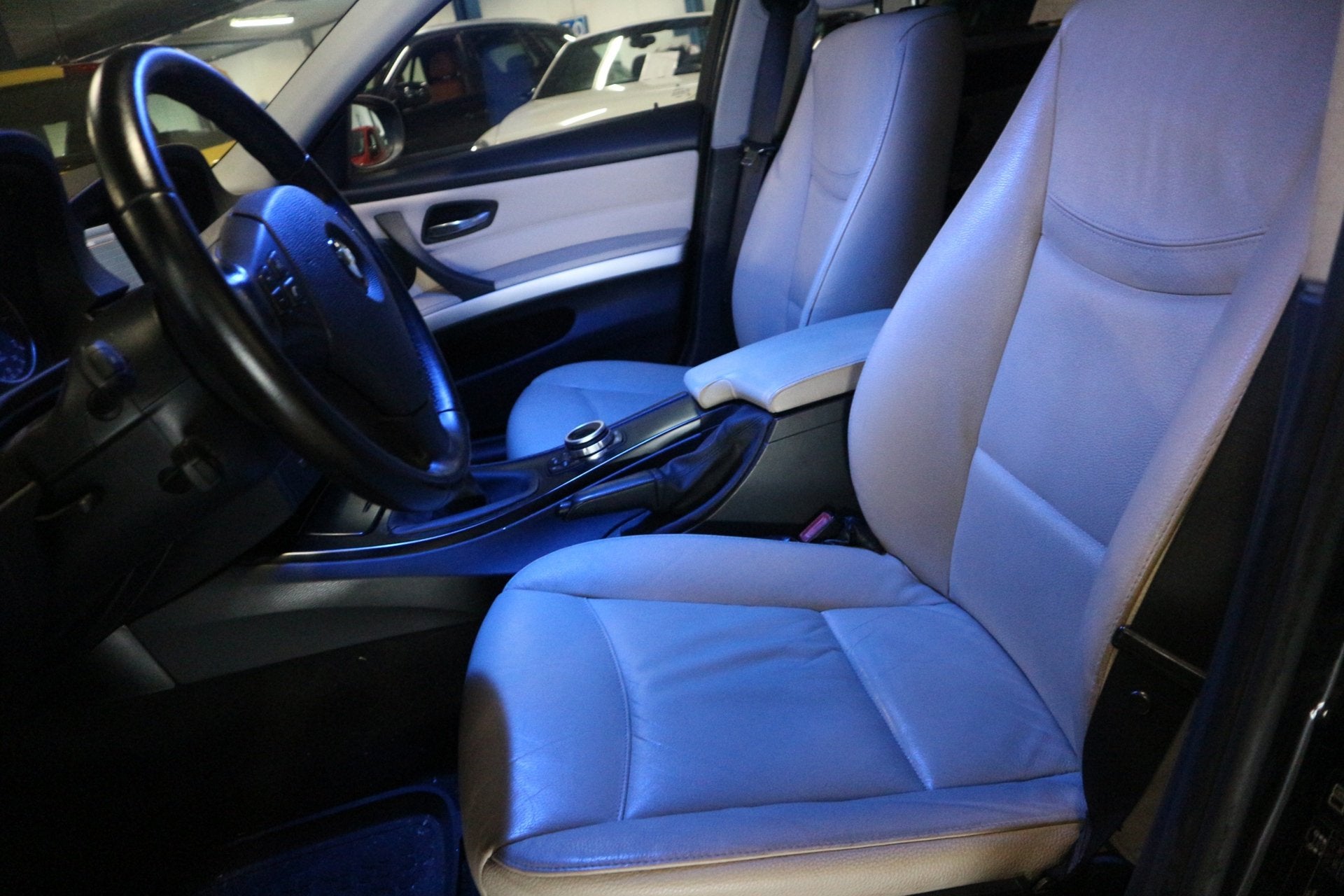 BMW 3-serie Touring 318i LEER / VELG / FACELIFT / BLACK PACK, Euro 5, 4 cilinders, Parkeersensor, Zwart