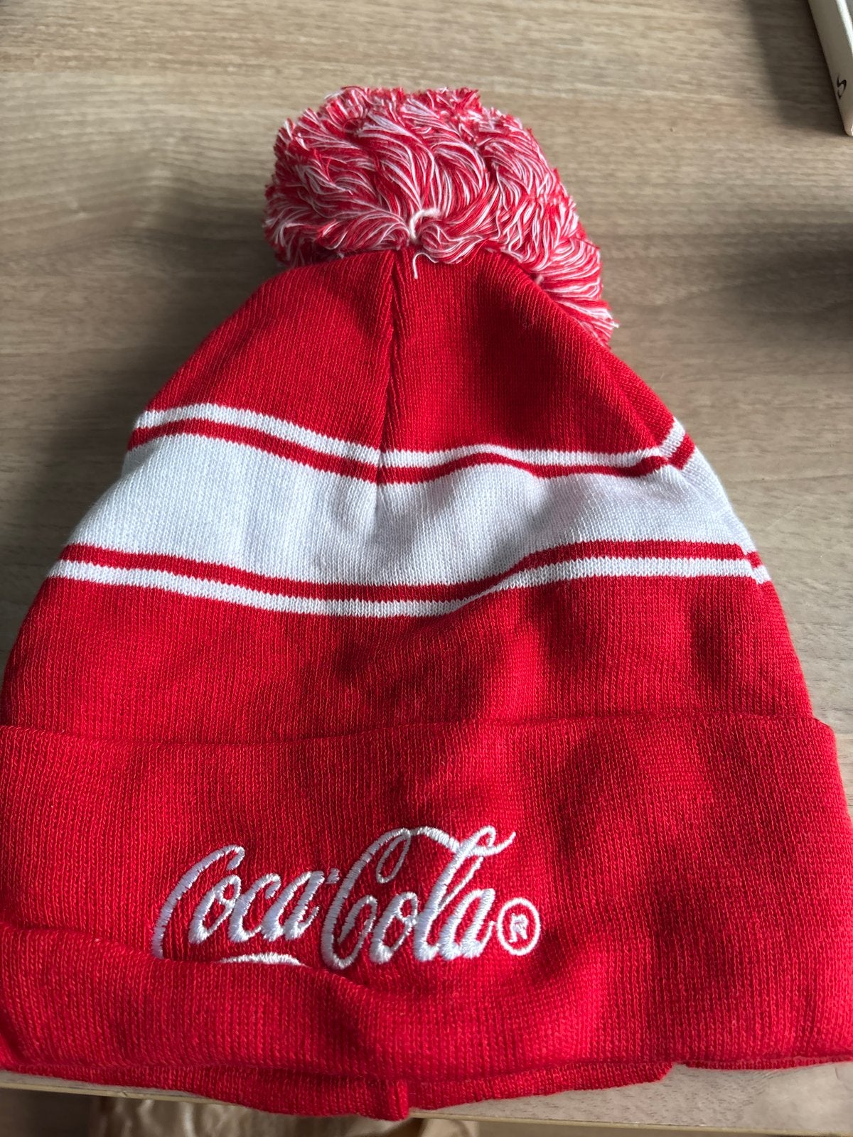 Coca-Cola Muts met Pompon - Rood/Wit, Ophalen of Verzenden, Zo goed als nieuw, Maat 38/40 (M), Muts