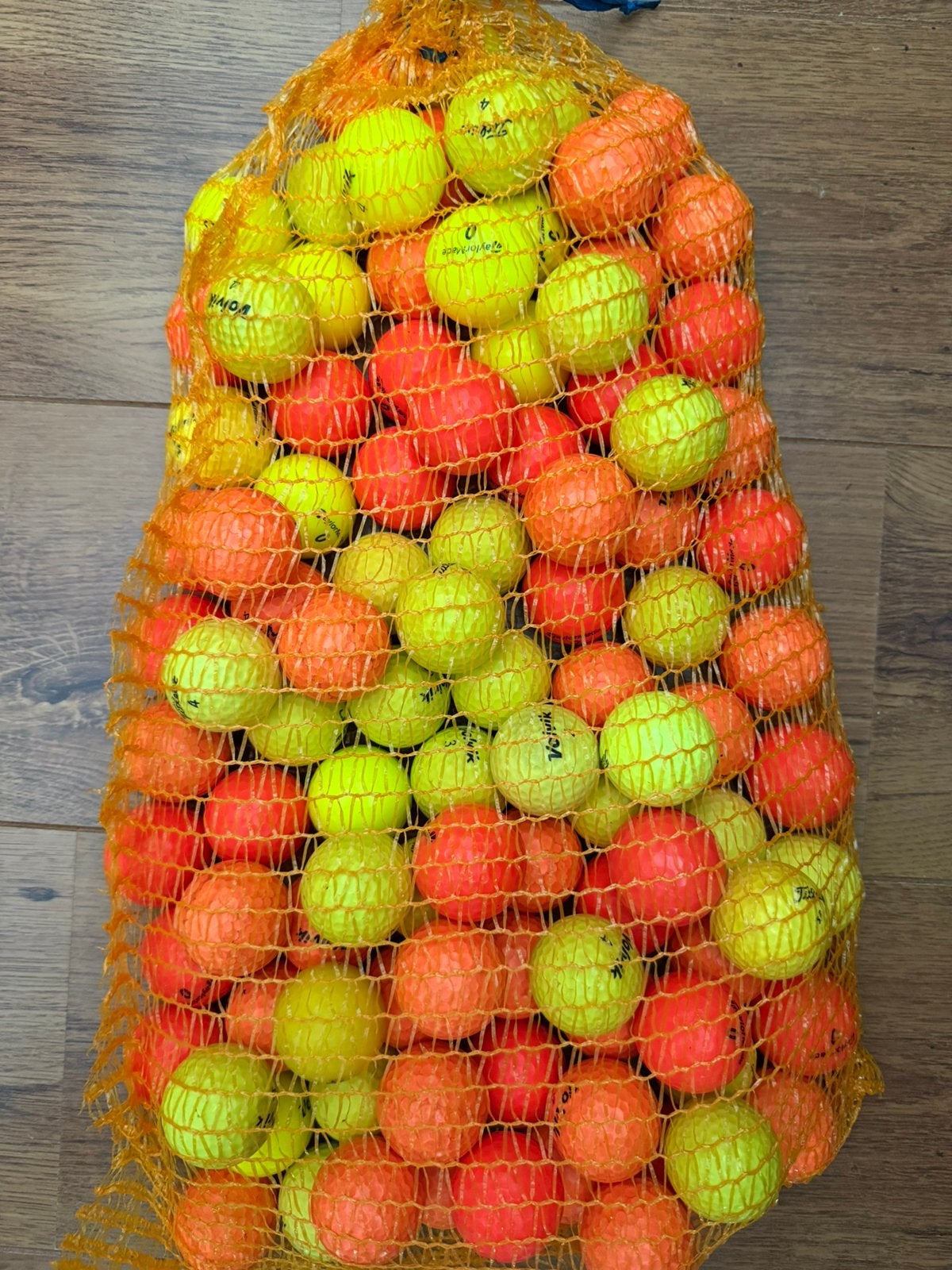 Partij 100 gekleurde golfballen geel oranje diverse merken, Ophalen of Verzenden, Gebruikt, Bal(len)