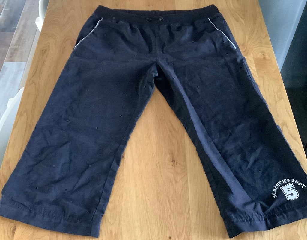 zwarte Capri sportbroek met elastiek band, Kleding | Dames, Sportkleding, Zo goed als nieuw, Overige typen, Maat 38/40 (M), Zwart
