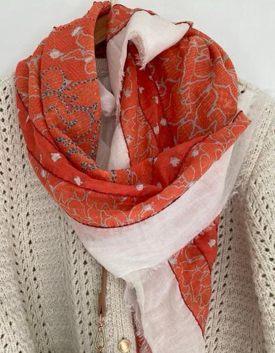 Prachtige Oranje SJAAL met borduursel pom oilily antik stijl, Ophalen of Verzenden, Zo goed als nieuw, Maat 42/44 (L), Sjaal