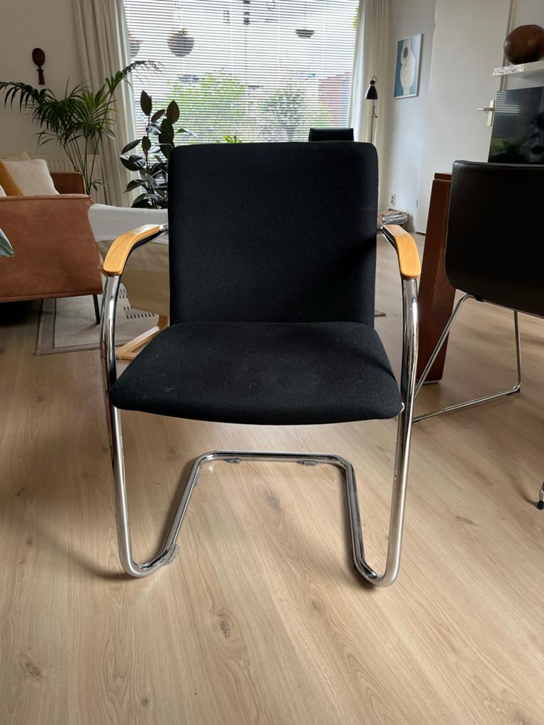 Zwarte stoel met chromen frame en houten armleuningen, Gebruikt, Zwart, Ophalen of Verzenden, Eén