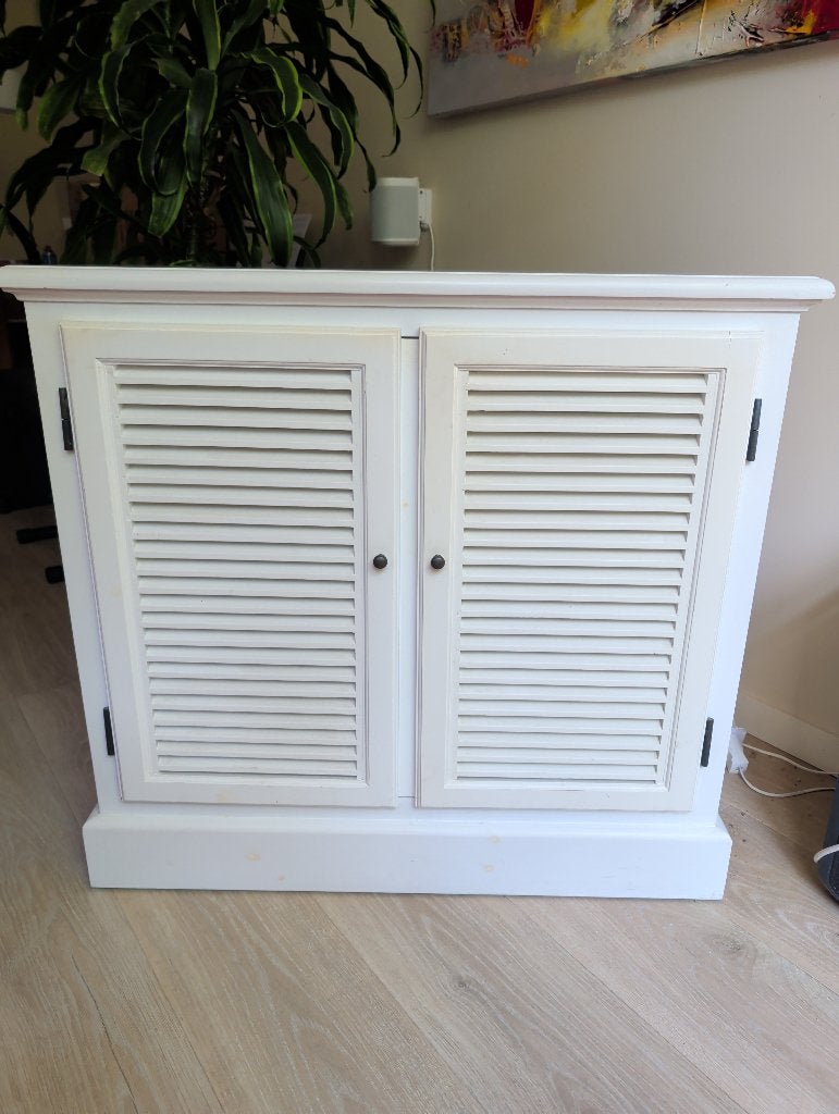 Witte landelijke kast met louvredeuren | 98x91x45 cm, Ophalen, 50 tot 100 cm, Landelijk, klassiek of Hamptons-interieur., Minder dan 100 cm