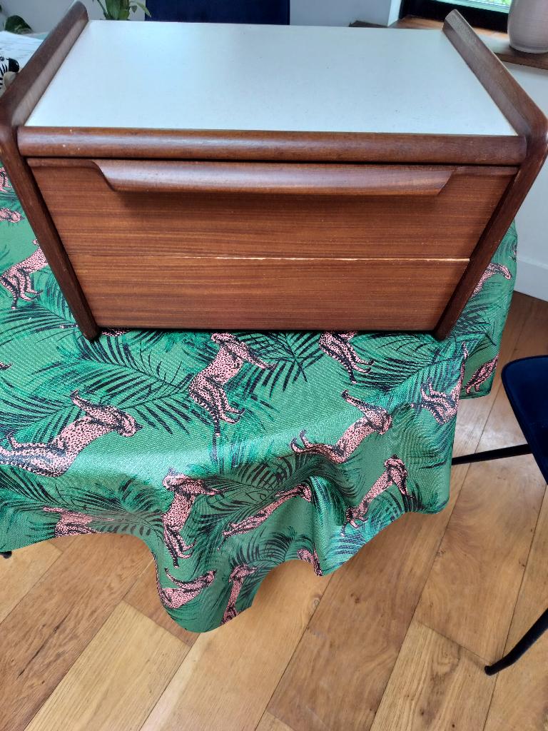 Vintage nachtkastje wandkastje, Huis en Inrichting, Slaapkamer | Nachtkastjes, Ophalen, Minder dan 45 cm