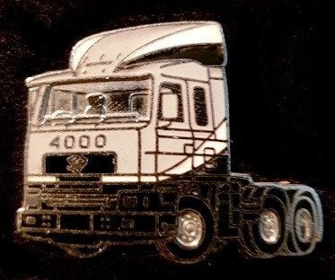 Foden 4000 Truck pin- emaille en grote maat, Verzamelen, Verzenden, Nieuw, Transport, Speldje of Pin