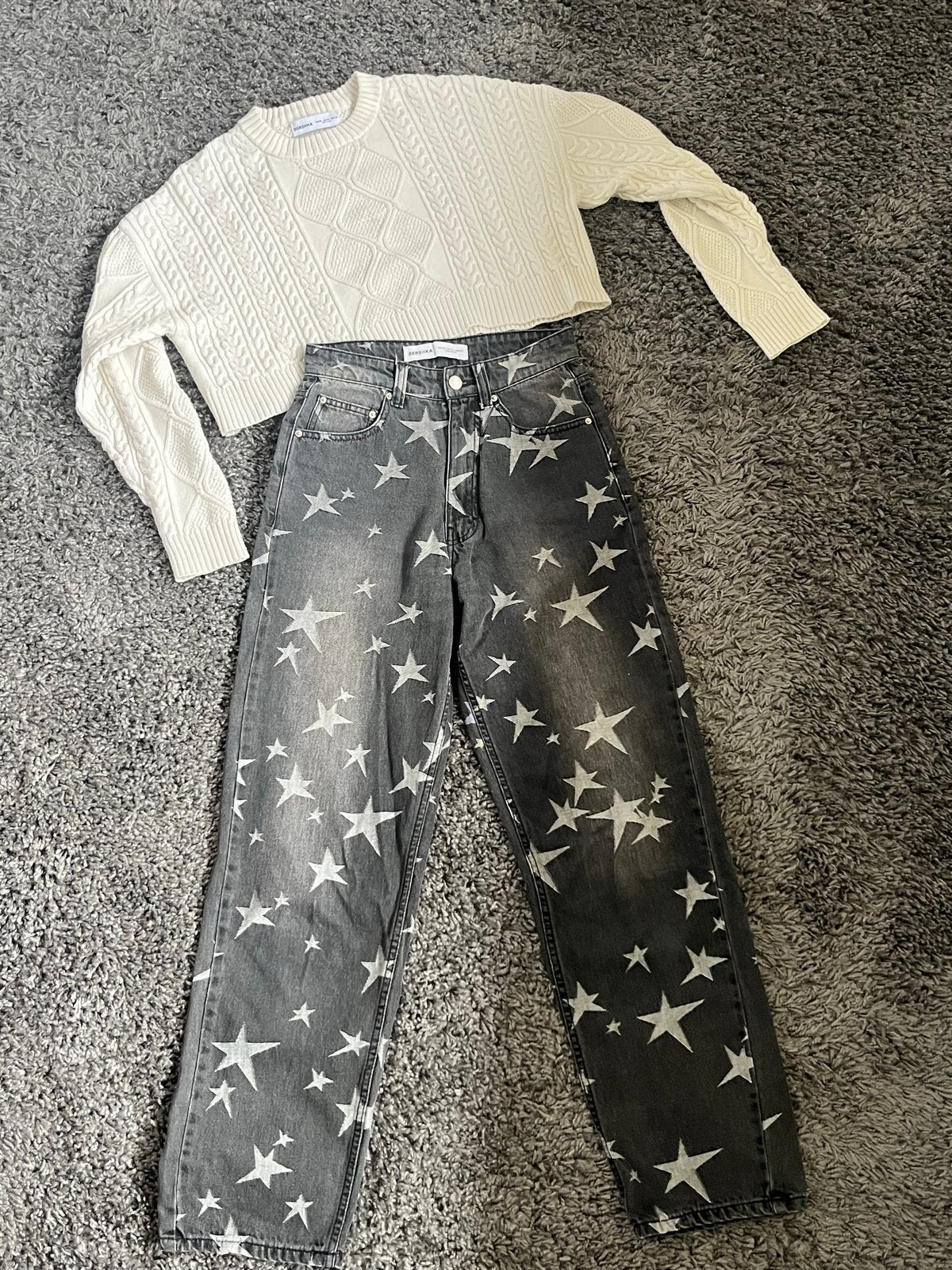 Bershka set: cropped trui en jeans met sterrenprint, Ophalen of Verzenden, Zo goed als nieuw, Grijs, W27 (confectie 34) of kleiner