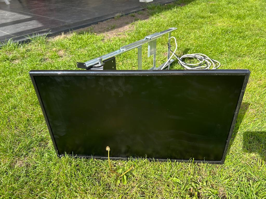 SolaraTV met uitschuifbare muurbeugel - 60 cm beelddiagonaal, Ophalen, Zo goed als nieuw