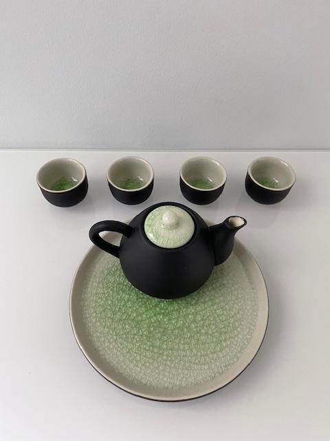 Elegant Vietnamees theeservies in groen craquelé, Keramiek, Ophalen of Verzenden, Zo goed als nieuw, Overige stijlen