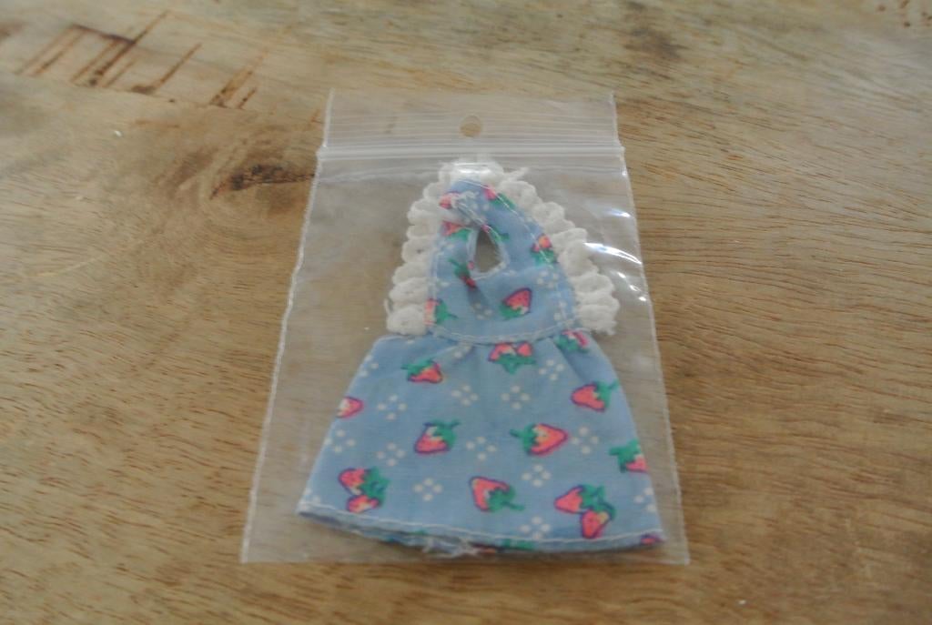 Barbie Shelly Kleertjes Strawberry /nr 68, Ophalen of Verzenden, Zo goed als nieuw, Kleertjes